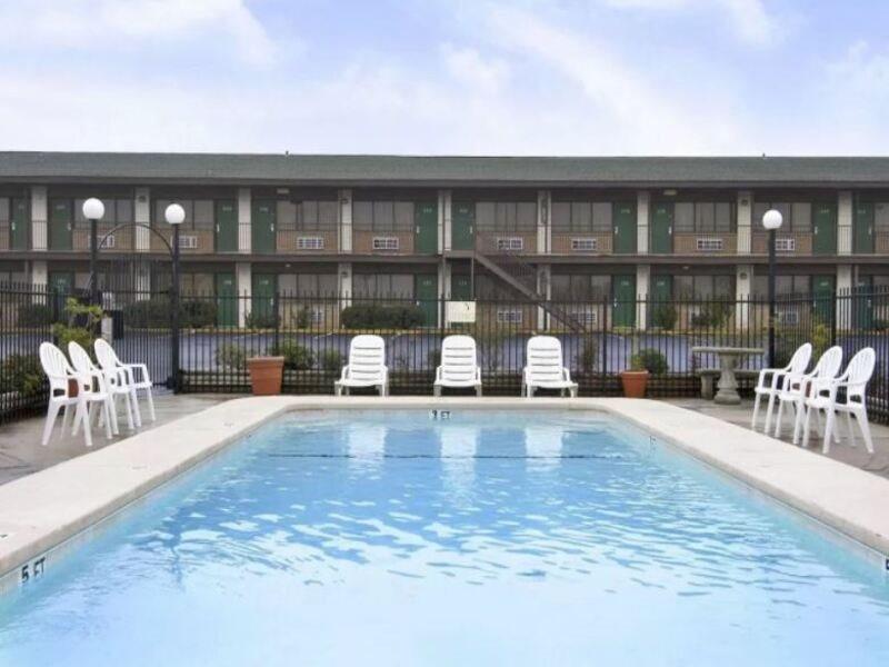 Super 8 By Wyndham Giddings Hotel Exterior foto