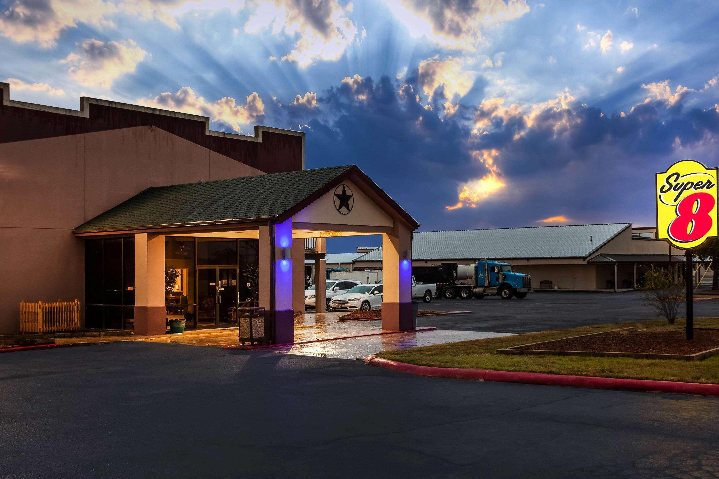 Super 8 By Wyndham Giddings Hotel Exterior foto