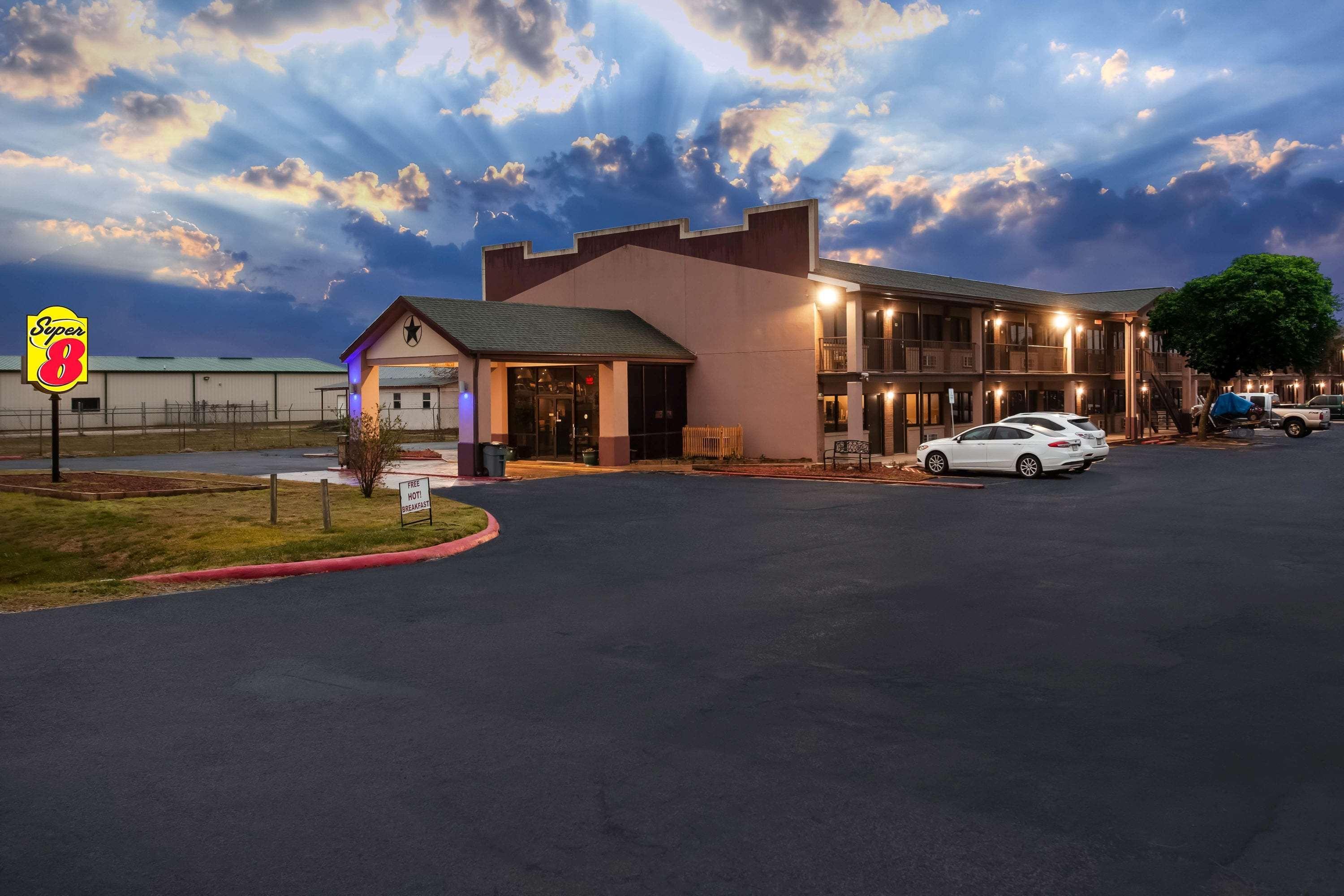 Super 8 By Wyndham Giddings Hotel Exterior foto