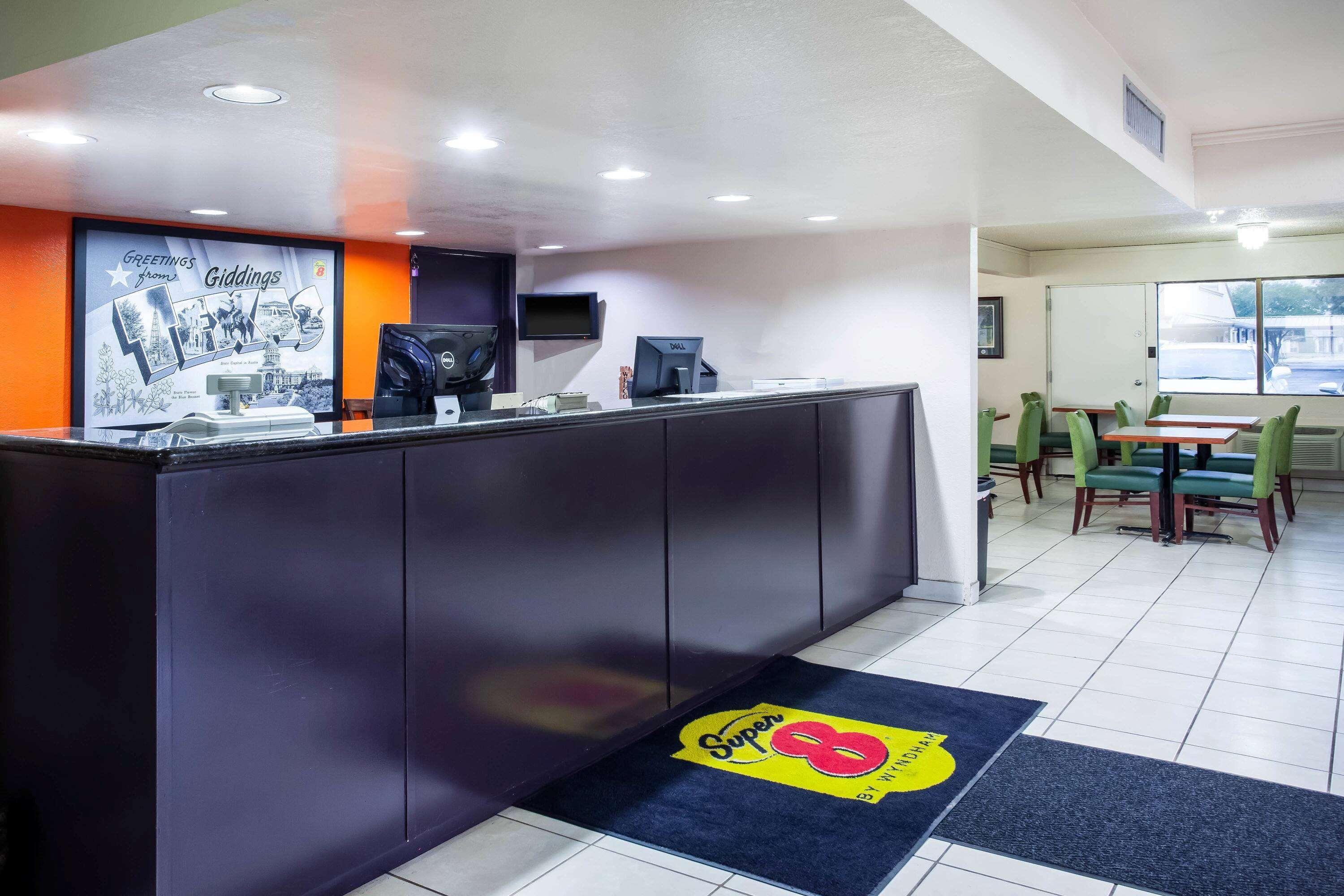 Super 8 By Wyndham Giddings Hotel Exterior foto
